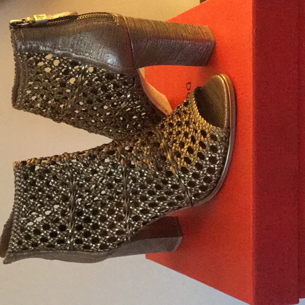 Donald Pliner Women’s Shoes